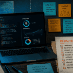 bureau rédacteur web seo freelance avec ordinateur et checklist
