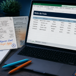 tableau note de frais sur ordinateur avec justificatifs